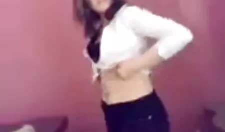 पति ने अपनी पत्नी को चोदने के हिंदी में सेक्सी वीडियो फुल मूवी लिए पड़ोसी को बुलाया