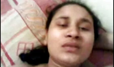एक युवा श्यामला हिंदी फुल सेक्सी मूवी कैमरे के सामने एक मुर्गा चूसा