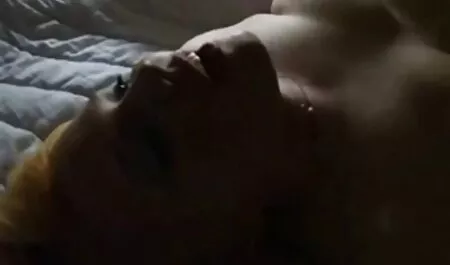 बस्टी सेक्सी फुल मूवी हिंदी में ब्लोंड ने उसके स्तन पर तेल लगाया और उसकी चूत पर हाथ फेरा