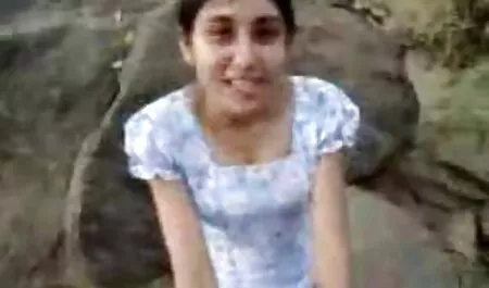 एक सुंदर कुतिया अधोवस्त्र में बाथटब सेक्सी फिल्म वीडियो फुल में चली गई और पैंटी के माध्यम से खुद को सहलाती है