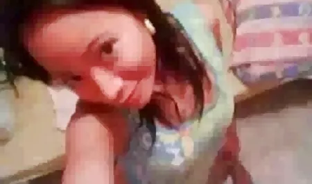 सुंदर भूरे बालों वाली लड़की, उसके स्तन निचोड़ती है, पैंटी और हॉलीवुड फुल सेक्स फिल्म चूत को सहलाती है