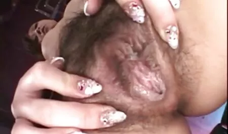 सेक्सी सुंदरता उसकी चूत हिंदी में सेक्सी फुल मूवी को मसलती है