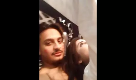 सेक्सी ब्लोंड सेक्सी वीडियो फुल मूवी हिंदी घर पर उसकी वाइब्रेटर के साथ खेलती है